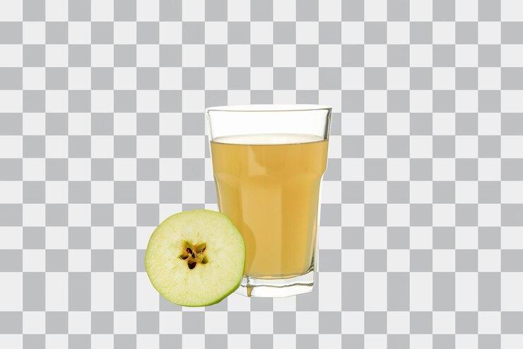 PSD sidra de manzana de papua nueva guinea en vaso y pedazo de manzana aislado sobre fondo blanco