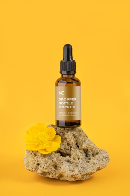 Siero o olio essenziale in bottiglia di vetro marrone con pipetta su pietra e fiori su sfondo arancione Natural Organic Spa Concetto cosmetico Vista frontale