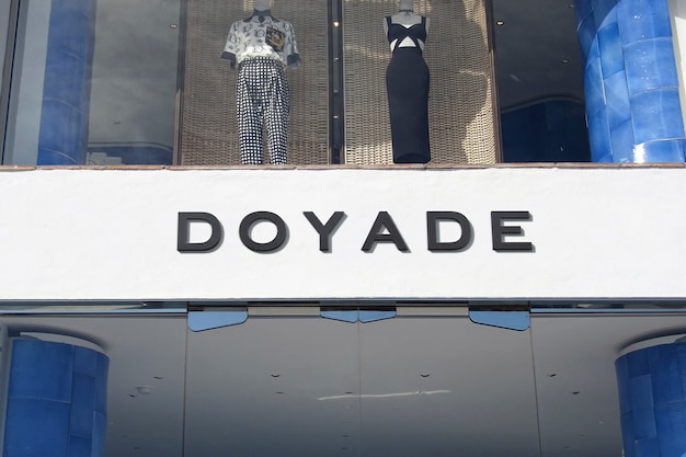 Signe de façade de maquette de logo noir