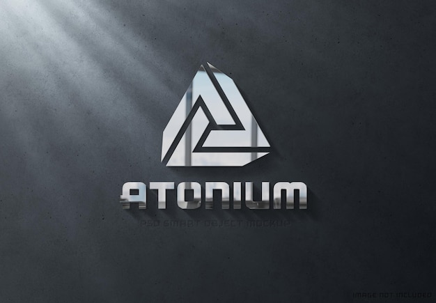 Signo de logotipo de metal brillante 3D en maqueta de pared oscura