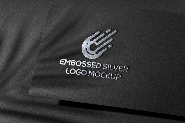 Silbernes Logo-Mockup aus schwarzem Karton