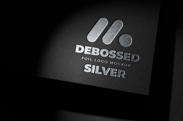 Silbernes Logo-Mockup aus schwarzem Karton