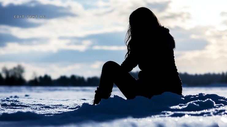 PSD silhouette di una donna seduta da sola in un paesaggio innevato al tramonto