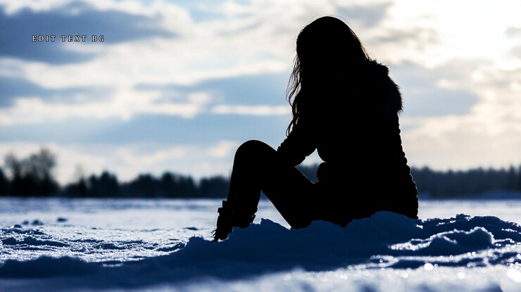 PSD silhouette di una donna seduta da sola in un paesaggio innevato al tramonto