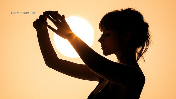 PSD silueta de una mujer meditando al atardecer con las manos levantadas hacia el sol