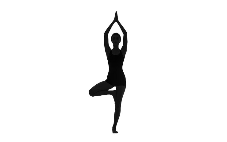 PSD silueta de mujer en postura de yoga en árbol en fondo transparente para proyectos de diseño