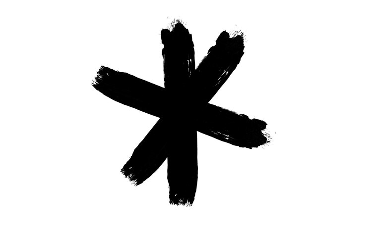 PSD simbolo asterisco nero dipinto con una pennellata su sfondo bianco