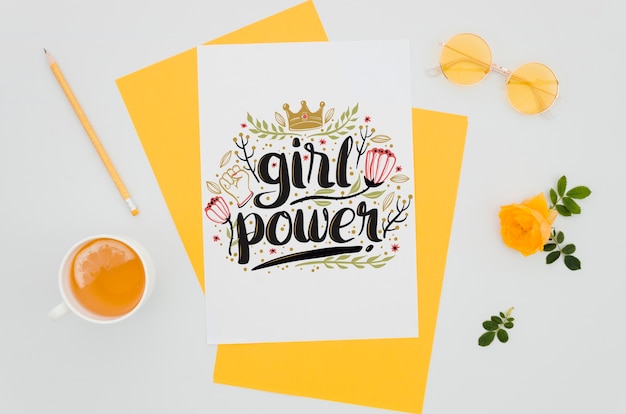 Simpatico modello piatto di carta con tema girly