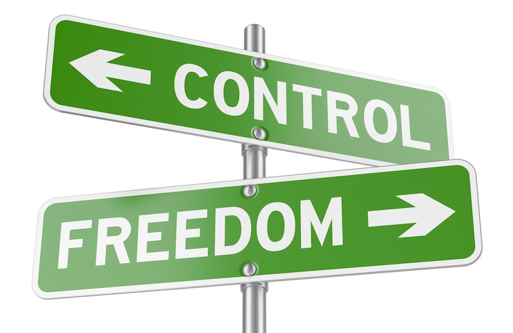 PSD sinais de rua duplos control vs freedom conceito renderização 3d isolado em fundo transparente