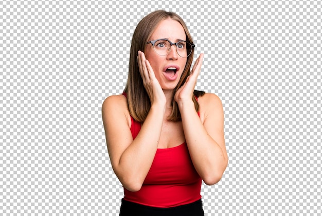 Sintiéndose feliz, emocionado y sorprendido mirando hacia un lado con ambas manos en la cara.