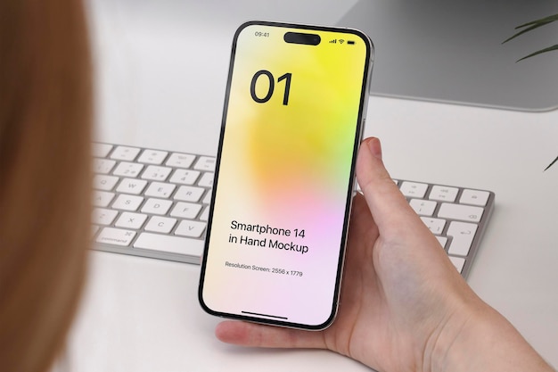 Smartphone 14 Pouces Maquette à La Main Assis Au Bureau