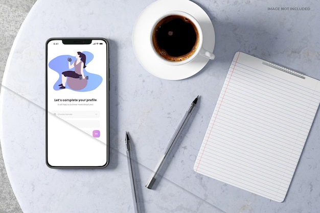 Smartphone auf einem Marmortisch mit Kaffee- und Schreibwarenmodell