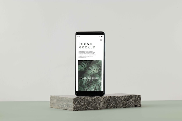 Smartphone auf Felsen mit grünem Hintergrund