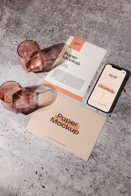 Smartphone com papel de carta e sombra de vidro