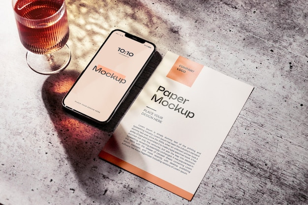 Smartphone com papel de carta e sombra de vidro