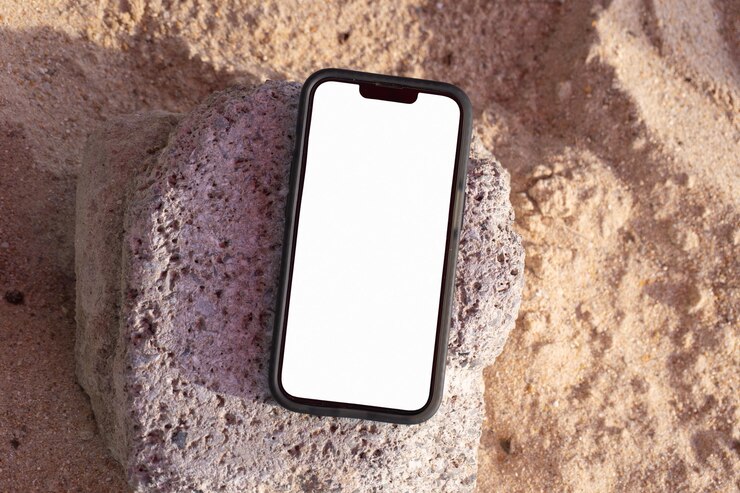 PSD smartphone com tela em branco em uma rocha