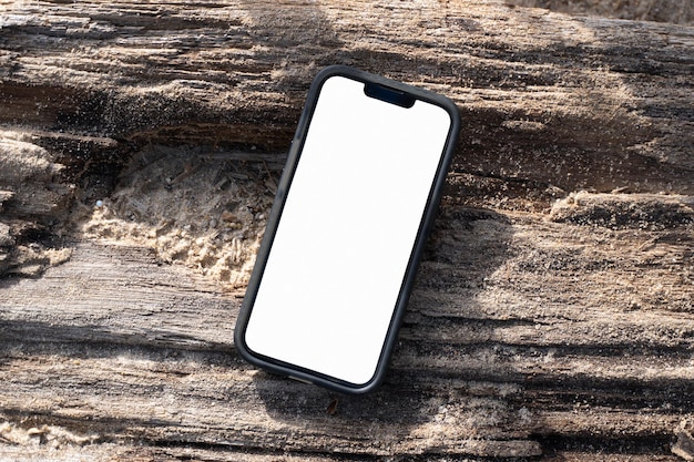 Smartphone con schermo vuoto su consistenza di legno