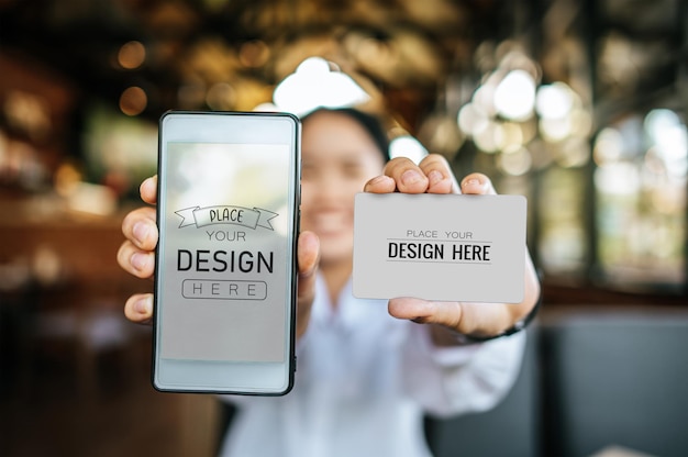 SmartPhone della stretta della mano della donna e carta di credito PSD Mockup