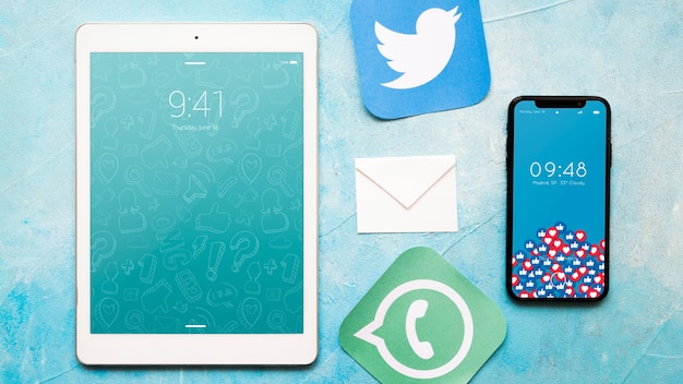 Smartphone e tablet maquete com o conceito de e-mail