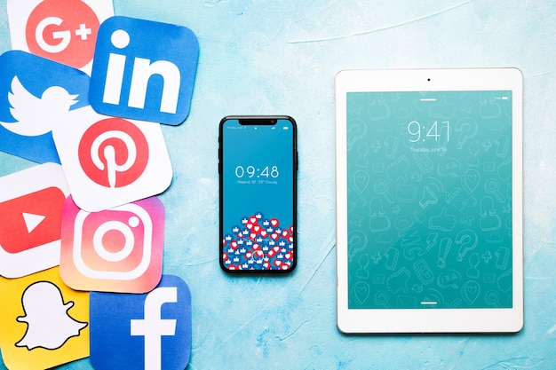 Smartphone e tablet mockup con il concetto di social media