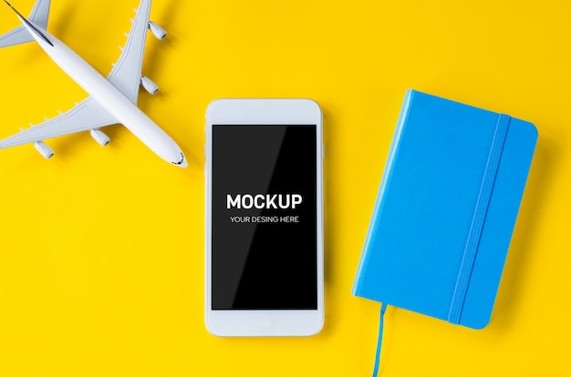 Smartphone à écran vide, avion décoratif et ordinateur portable, modèle de présentation d'application.