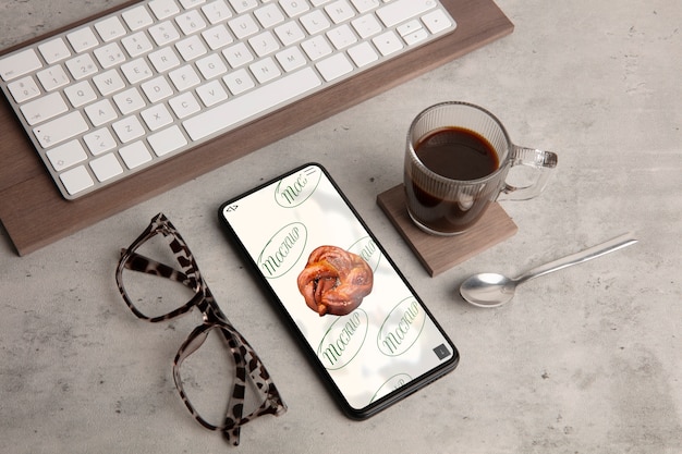 Smartphone-Gerät mit Kaffeegetränk