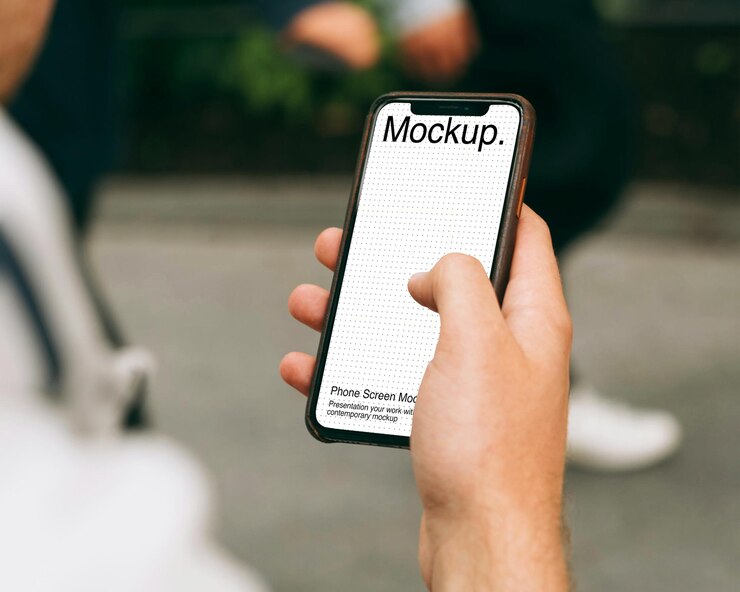 Smartphone in der Hand auf der Stadtstraße