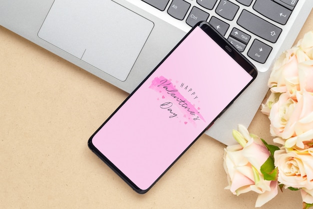 Smartphone Maquette Sur Ordinateur Portable Et Fleur Rose Pour La Saint Valentin