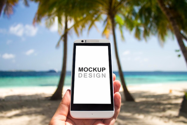 Smartphone Mock-Up Design con tenersi per mano, spiaggia