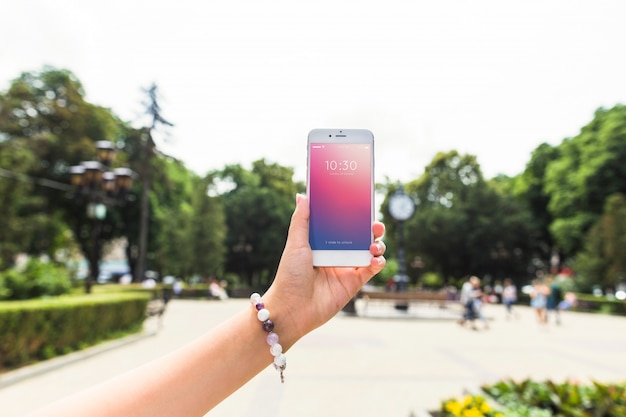 Smartphone-Modell im Park