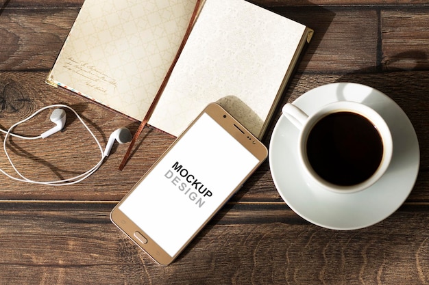 Smartphone-Modell mit Notebook, Kaffee und Kopfhörern