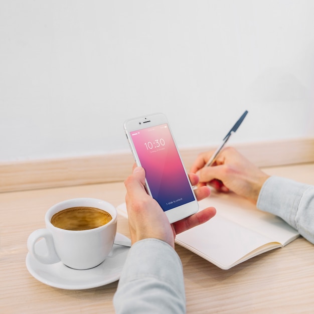 Smartphone-Modell und Kaffee