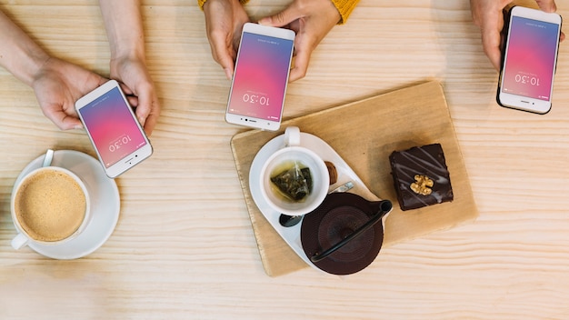 Smartphone-Modelle und Kaffee