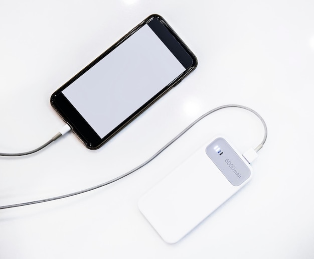 Smartphone sendo cobrado usando um banco de potência