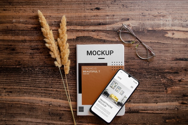 Smartphone- und Magazinbuchmodell auf Holzhintergrund