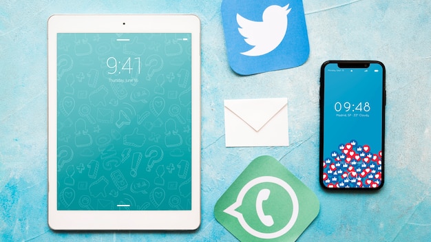 PSD smartphone- und tablettenmodell mit e-mail-konzept