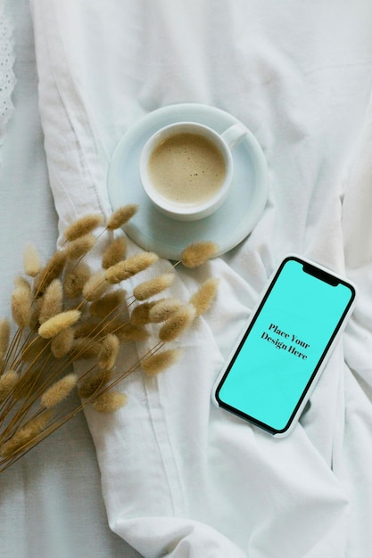 Smartphone verde con café con leche en la mesa Mockup PSD para la marca de estilo de vida