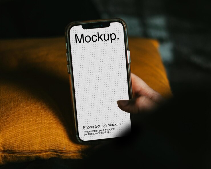 Smartphone zur Hand mit Bildschirmmodell