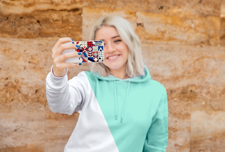 PSD smiley-mädchen mit hoodie, das selfie nimmt