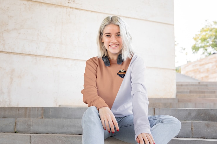 PSD smiley-mädchen mit kopfhörern, die hoodie tragen