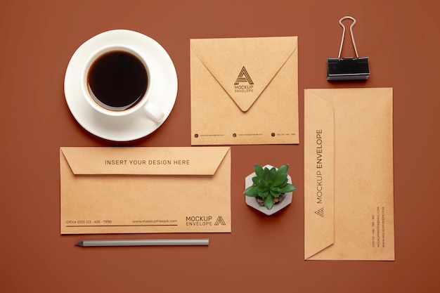 Sobre de papel kraft y arreglo de café.