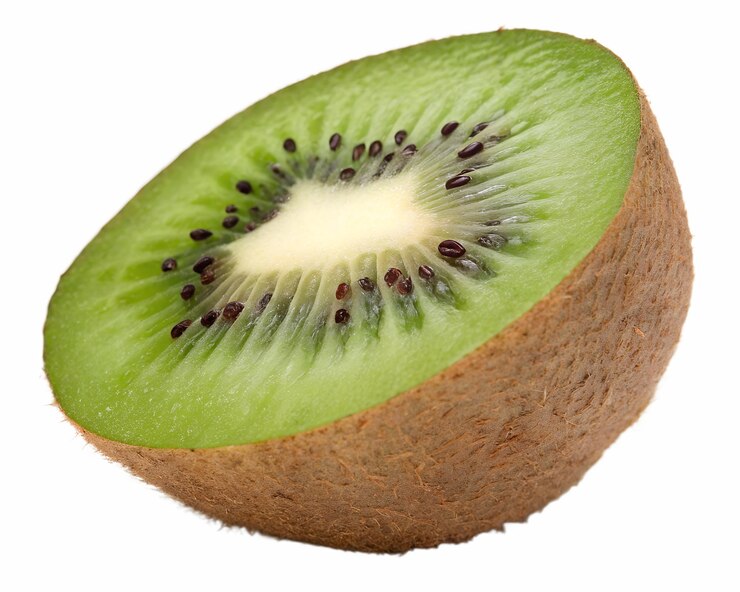 PSD una sola fruta de kiwi cortada por la mitad que muestra el vibrante interior verde aislado en un fondo transparente