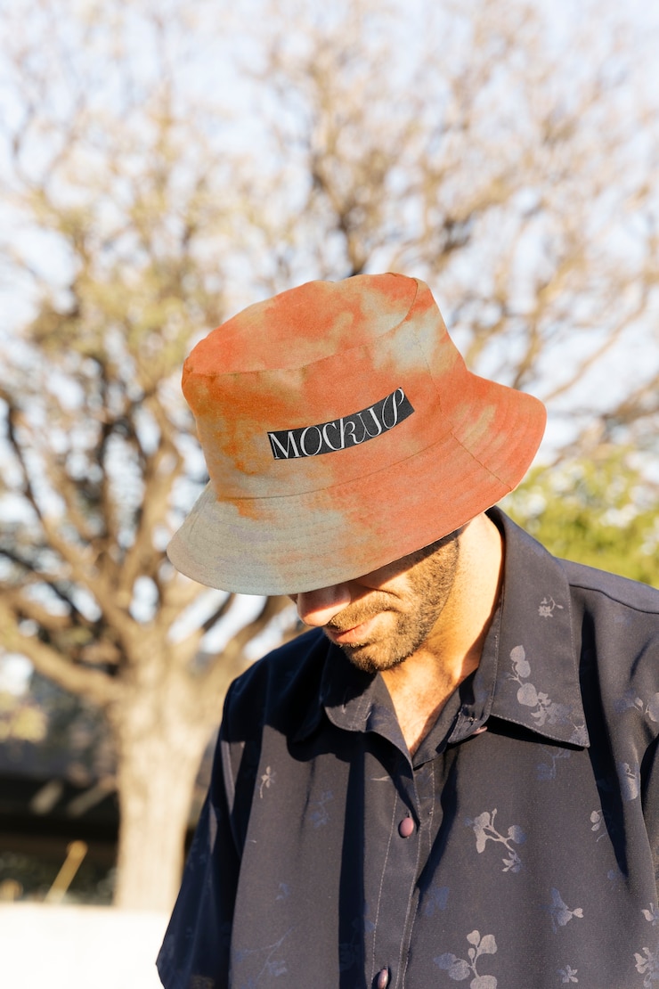 PSD sombrero de cubo de modelado de persona al aire libre