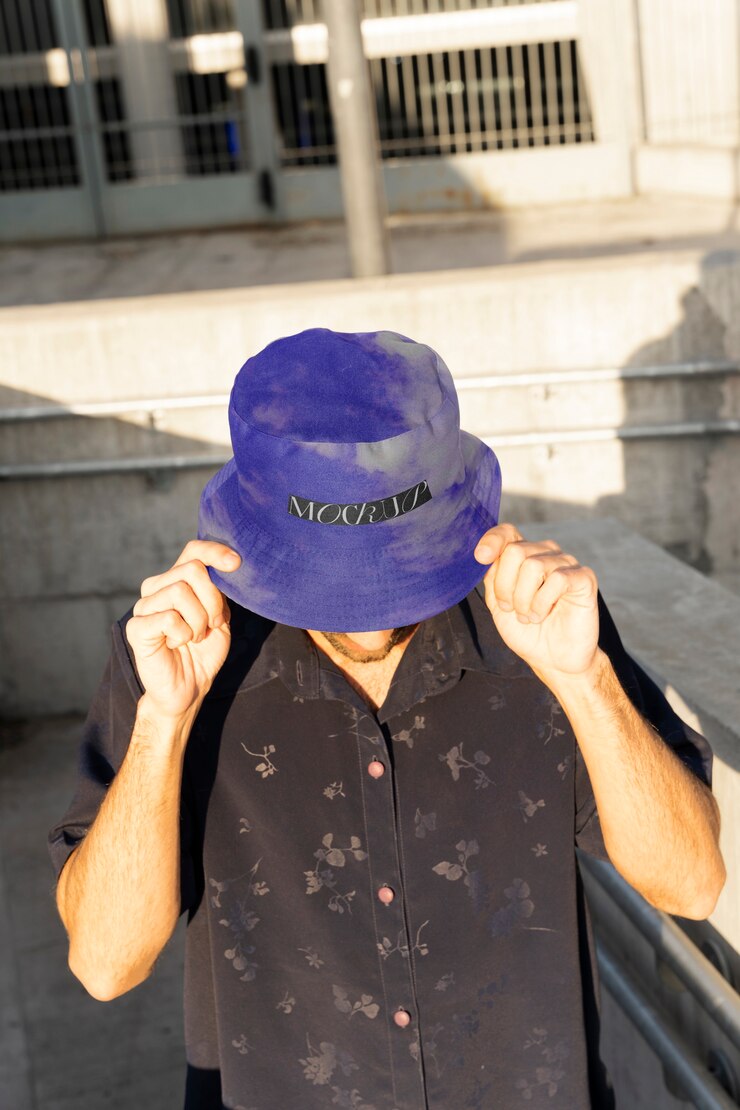 PSD sombrero de cubo de modelado de persona al aire libre