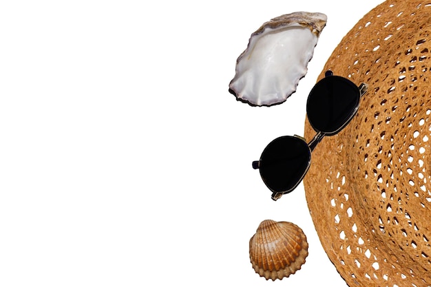 PSD sombrero gafas de sol con conchas marinas un fondo en blanco png