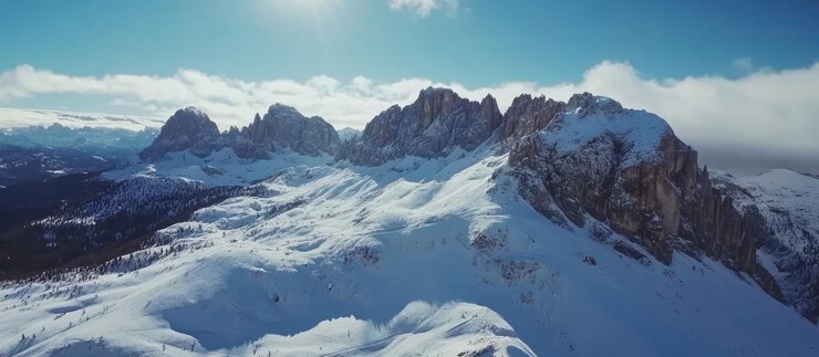 PSD les sommets des montagnes enneigées en hiver