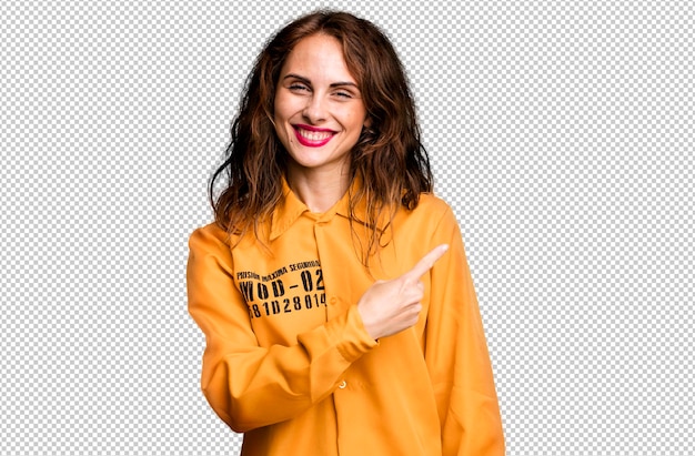 Sonriendo alegremente sintiéndose feliz y apuntando hacia un lado