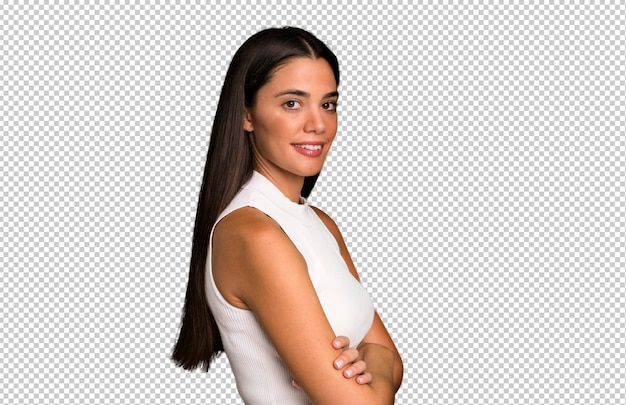 Sonriendo a la cámara con los brazos cruzados y una feliz y satisfecha expresión satisfecha vista lateral