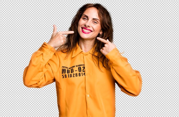 sonriendo con confianza señalando su propia sonrisa amplia