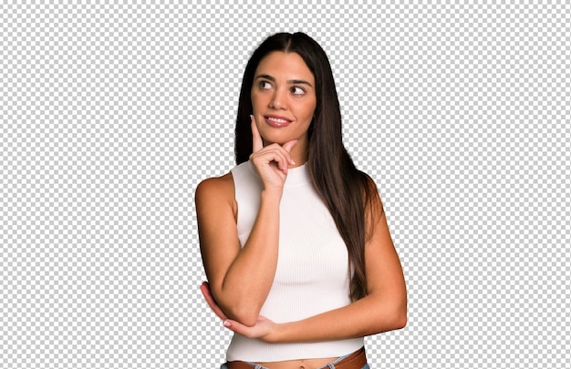 Sonriendo feliz y soñando despierto o dudando mirando hacia un lado
